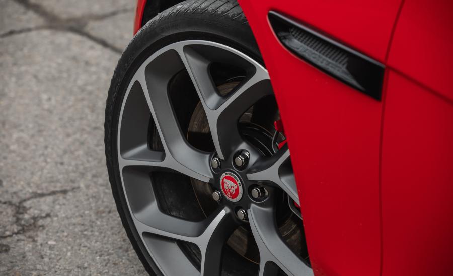 Колеса Jaguar XE P300 R-Dynamic 2019 года  (NA) (фото 19 из 40)